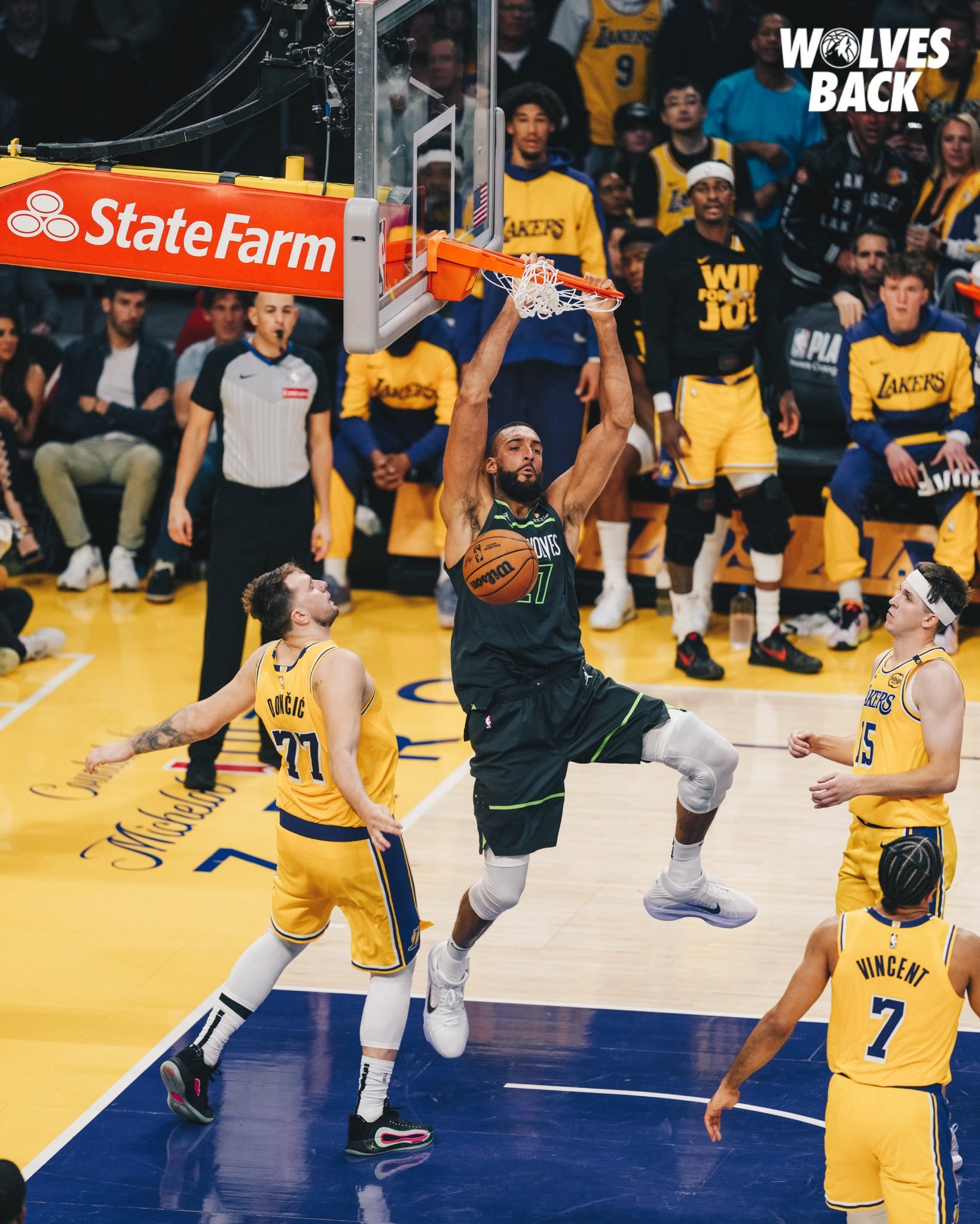 爱游戏官网-76人逆转灰熊，布克刷新纪录