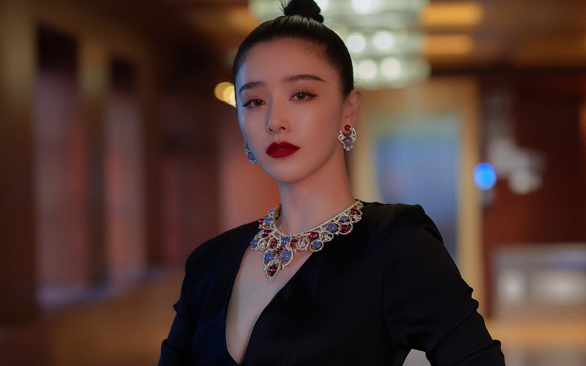 舞台越大，眉越锋利，当聚光灯聚焦，巨兽便会苏醒